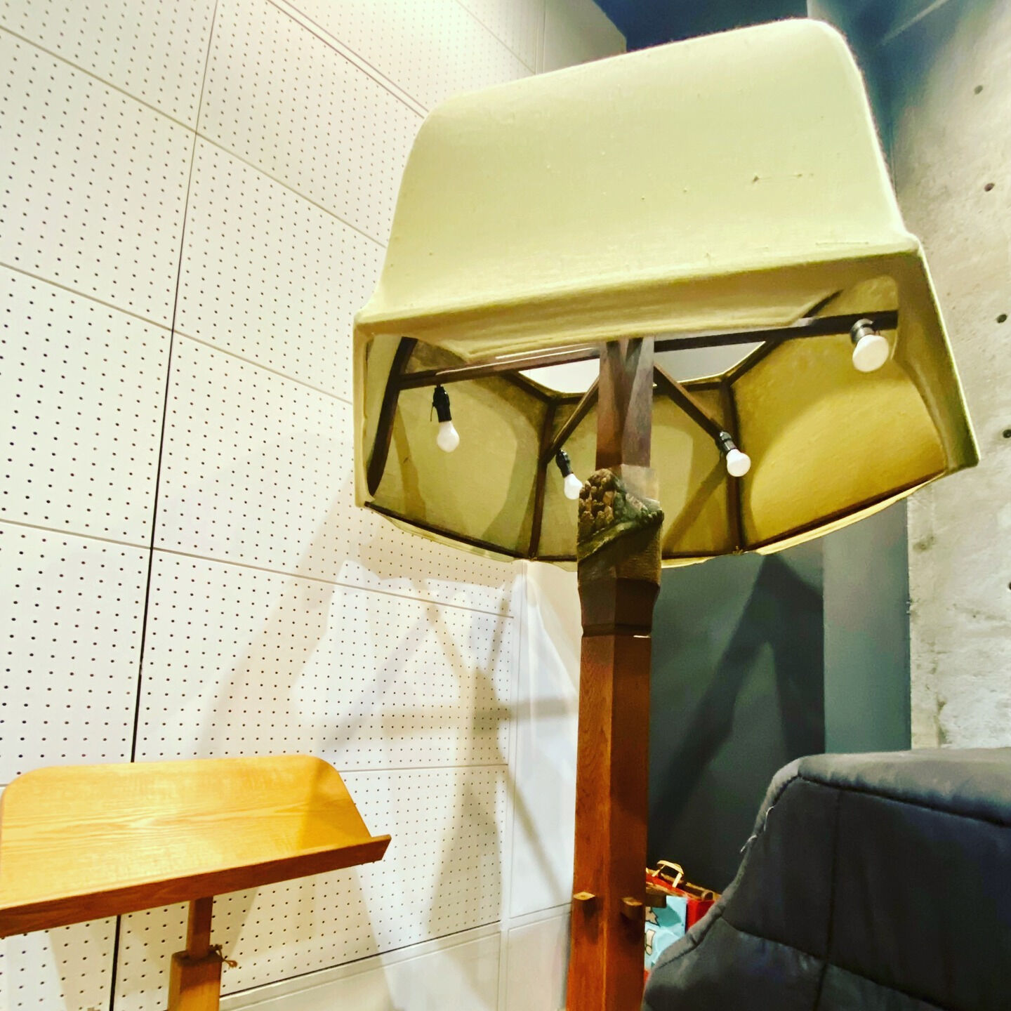 休日に見かけた、超大型のスタンドライトをご紹介✨