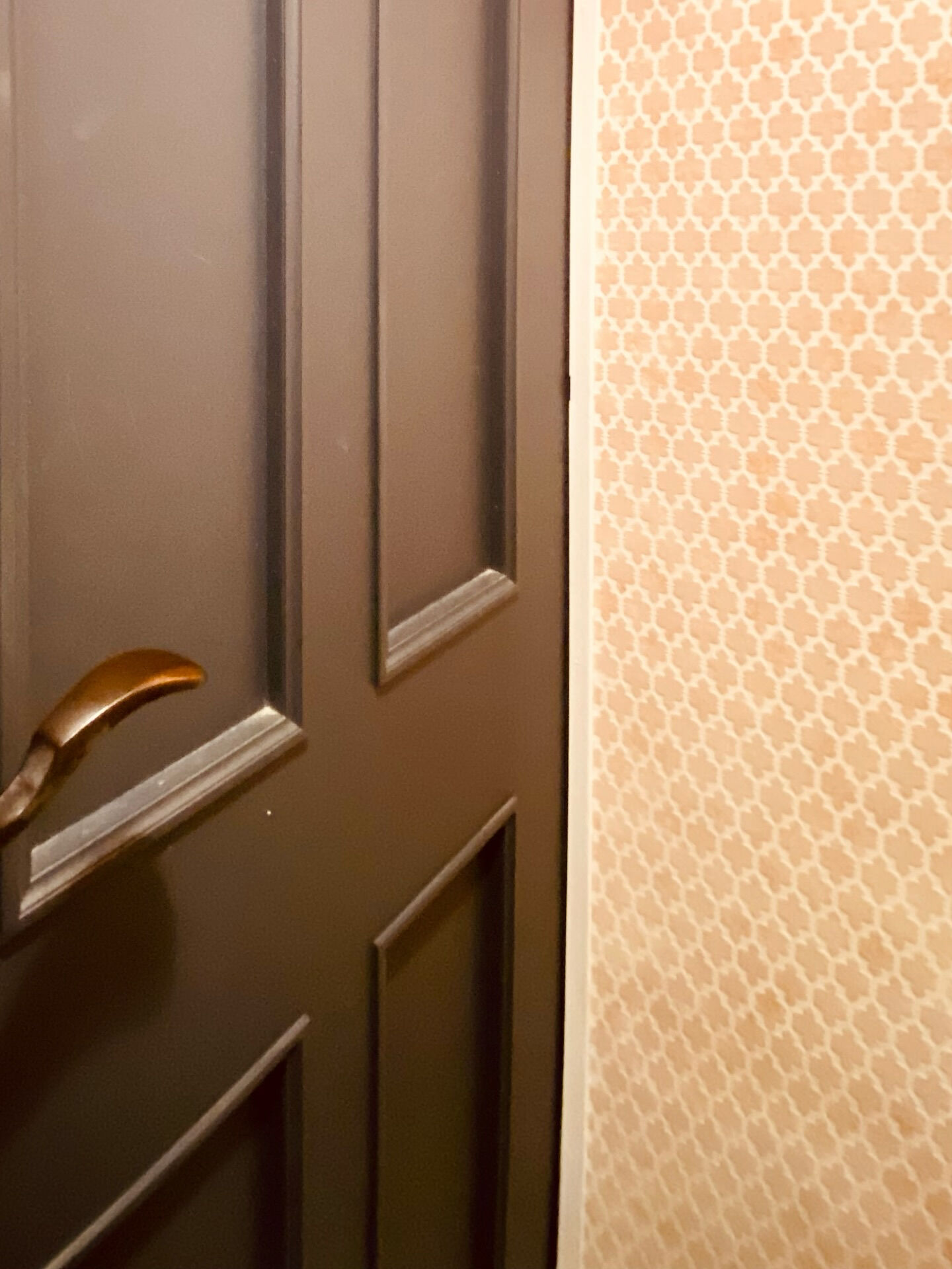 アンティークドア🚪に可愛い柄の壁紙